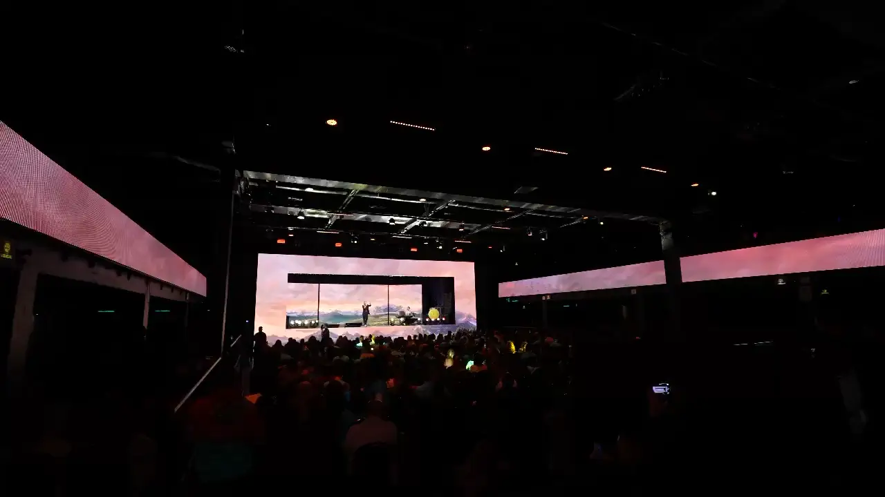 Plenária corporativa com estrutura audiovisual completa