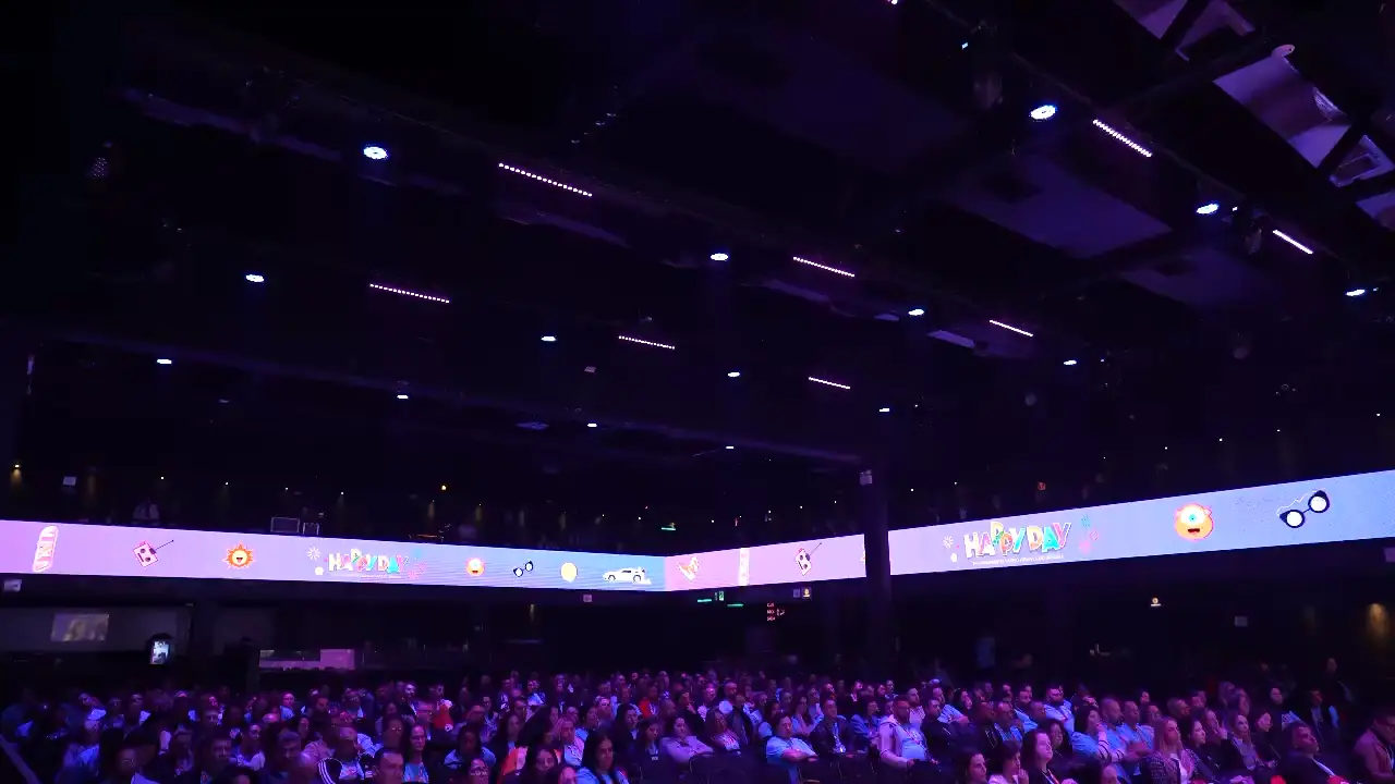 Plenária corporativa montada com estrutura audiovisual completa