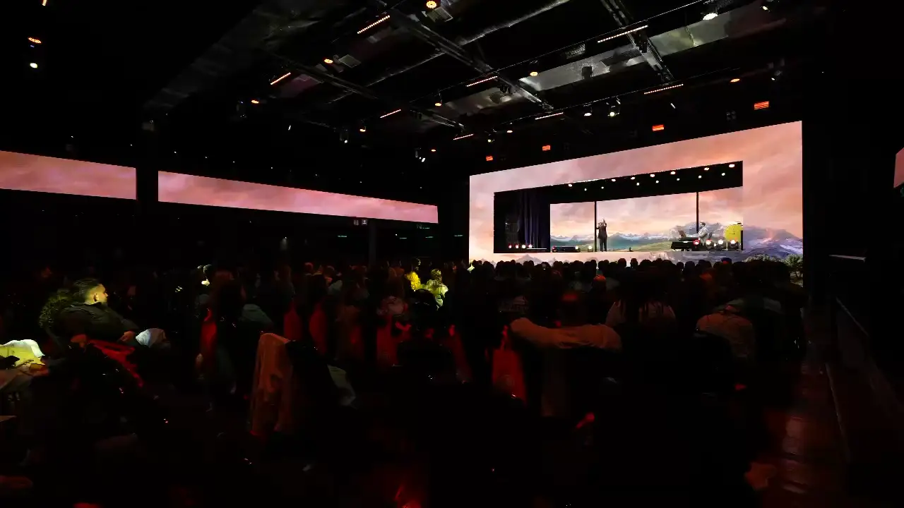 Palco montado com estrutura de treliça em salão de eventos