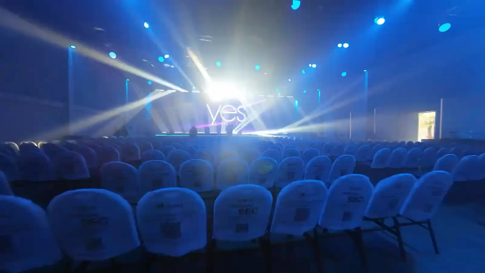 Auditório com painel de LED e iluminação cênica montados