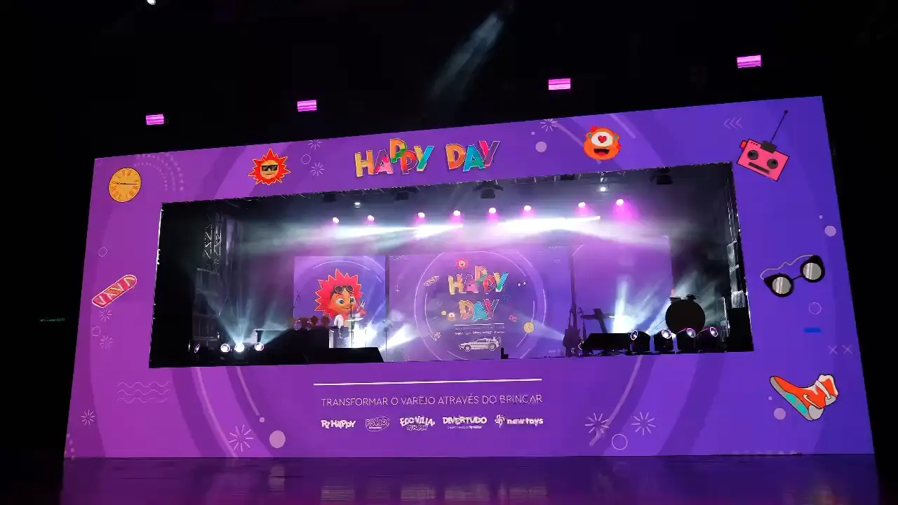 Painel de LED de grandes dimensões montado em palco de evento corporativo