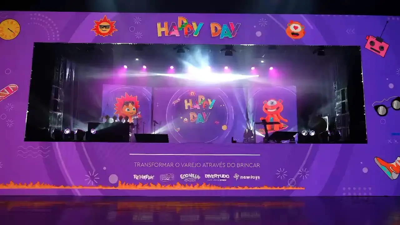 Palco iluminado com painel de LED durante show corporativo