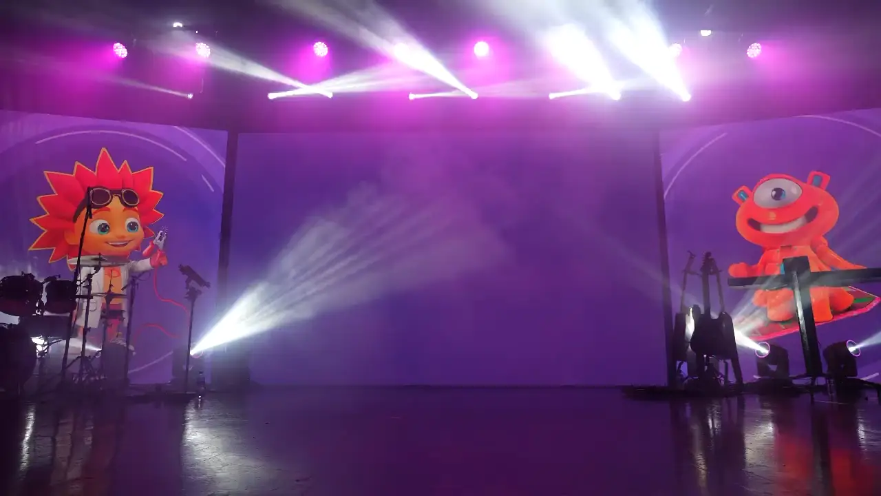 Palco iluminado com moving heads e feixes de luz em evento corporativo