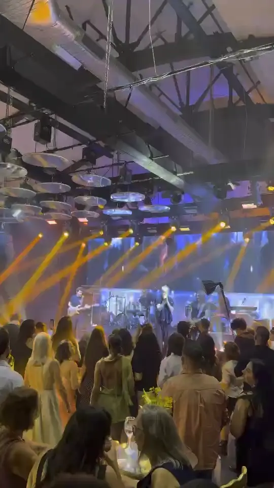 Palco de festa com banda ao vivo, som e iluminação da Yes Audiovisual