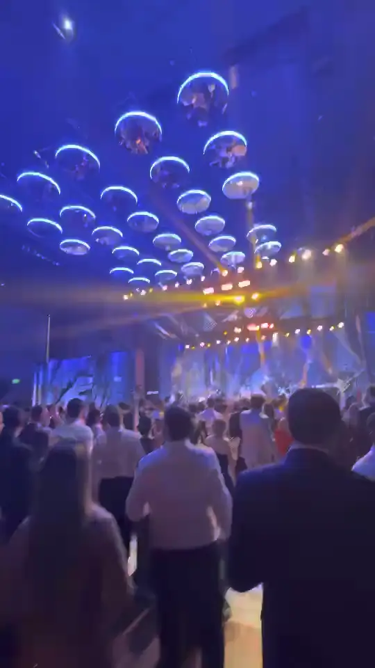 Pista de dança iluminada durante festa com estrutura da Yes Audiovisual