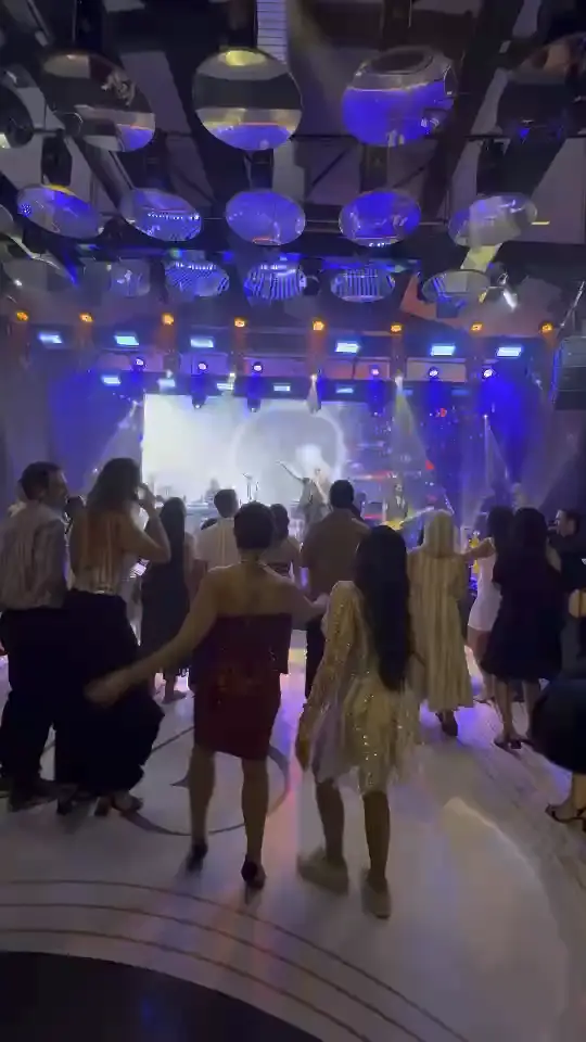 Salão de festa com projeto de iluminação cênica assinado pela Yes Audiovisual