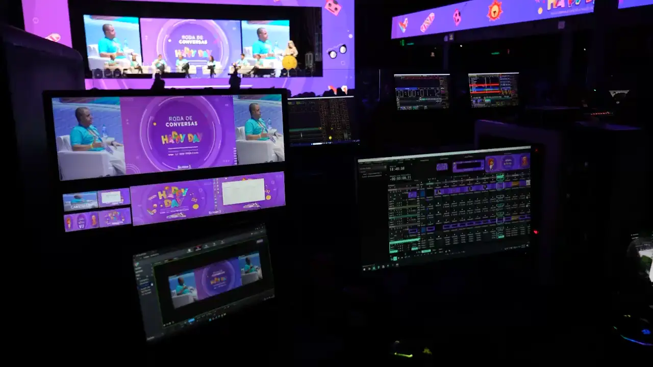 Video village com monitores de preview e program durante transmissão de evento